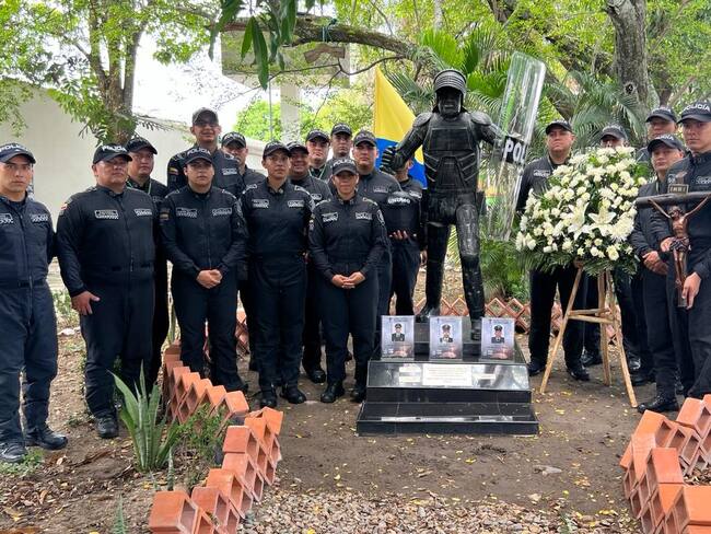 En presencia de las autoridades Policiales, familiares, compañeros y amigos de las víctimas, honraron la memoria de tres héroes de la patria.