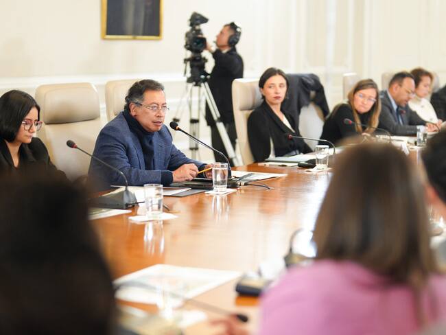 BOGOTÁ (COLOMBIA), 21/04/2025.- Fotografía cedida por la Presidencia de Colombia que muestra al presidente Gustavo Petro durante un consejo de ministros este lunes en (Colombia). Petro dijo que el Gobierno de Estados Unidos le retiró el visado y por lo tanto ya no puede viajar a ese país. "Yo ya no puedo ir porque creo que me quitaron la visa. No tenía necesidad de tener visa, pero bueno. Ya vi al Pato Donald varias veces, entonces me voy a ver otras cosas", dijo Petro durante un consejo de ministros realizado en la Casa de Nariño, sede del Ejecutivo. EFE/ Presidencia de Colombia /SOLO USO EDITORIAL NO VENTAS/SOLO DISPONIBLE PARA ILUSTRAR LA NOTICIA QUE ACOMPAÑA (CRÉDITO OBLIGATORIO)