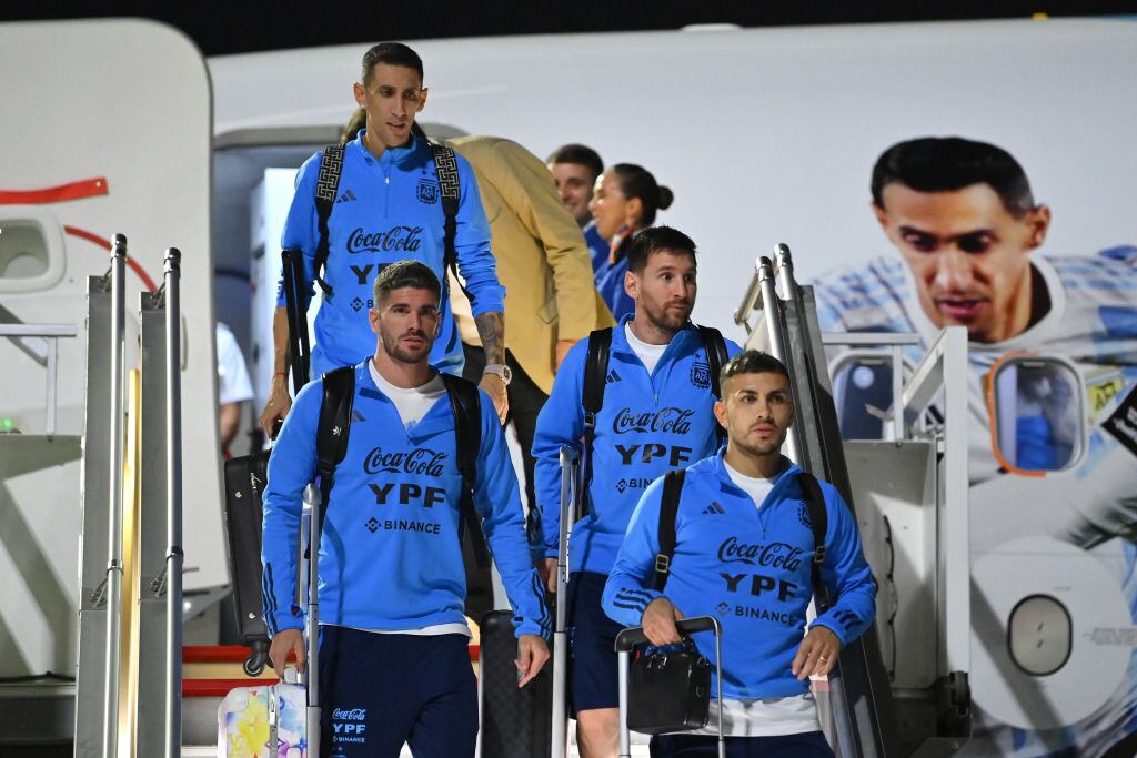 Lionel Messi y otros jugadores de Argentina en su llegada a Qatar (Photo by Justin Setterfield/Getty Images)