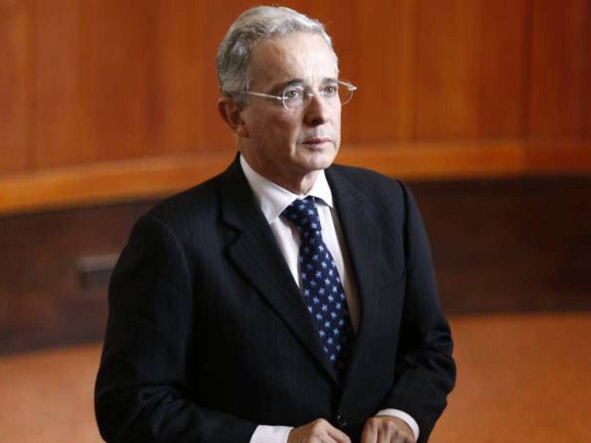 Así estallaron las redes sociales por la renuncia de Uribe al Senado