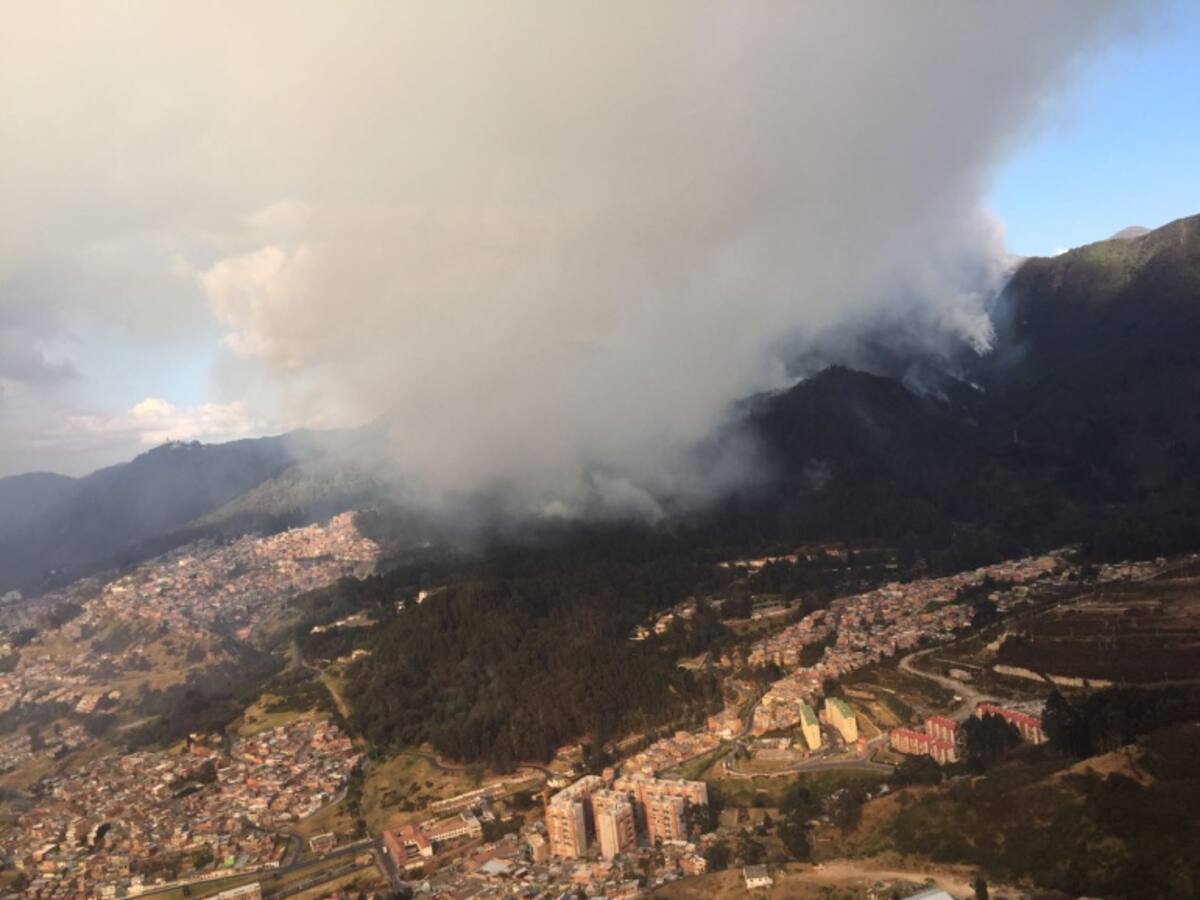 Por tierra y aire intentan controlar incendio forestal en Bogotá