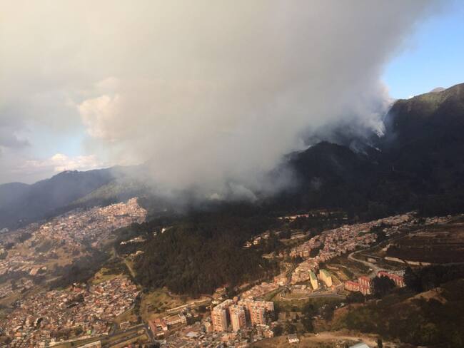 Por tierra y aire intentan controlar incendio forestal en Bogotá