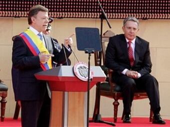 Desde la posesión presidencial de Juan Manuel Santos, cada día aumenta el distanciamiento entre ambos líderes políticos. Foto: Archivo Presidencia