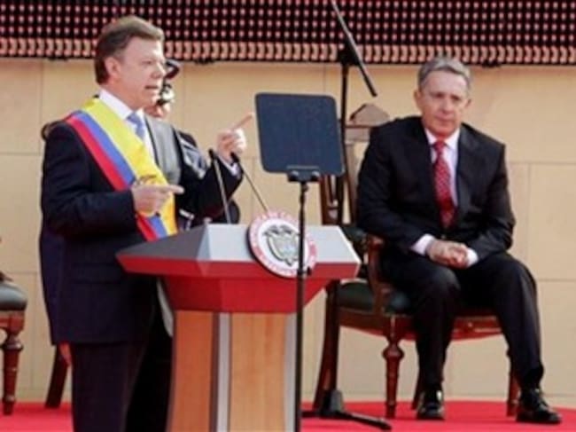 Desde la posesión presidencial de Juan Manuel Santos, cada día aumenta el distanciamiento entre ambos líderes políticos. Foto: Archivo Presidencia