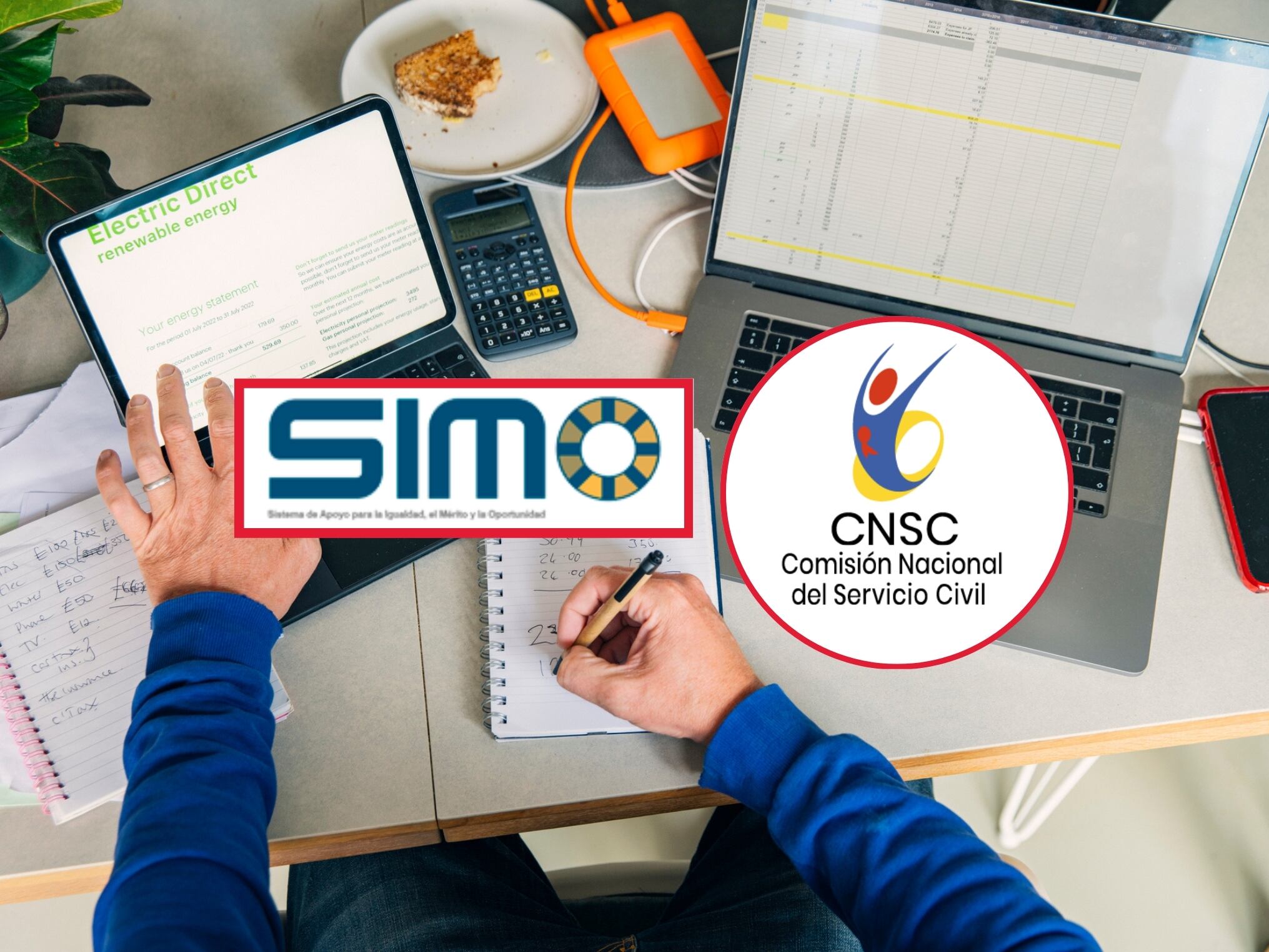 De fondo: Persona utilizando dos portátiles para hacer trámites, mientras anota cosas en su libreta. (Crédito: Getty Images) / En el medio se encuentan los logos de la plataforma SIMO y CNSC respectivamente.