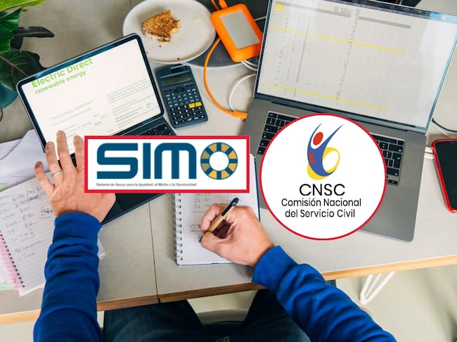 De fondo: Persona utilizando dos portátiles para hacer trámites, mientras anota cosas en su libreta. (Crédito: Getty Images) / En el medio se encuentan los logos de la plataforma SIMO y CNSC respectivamente.