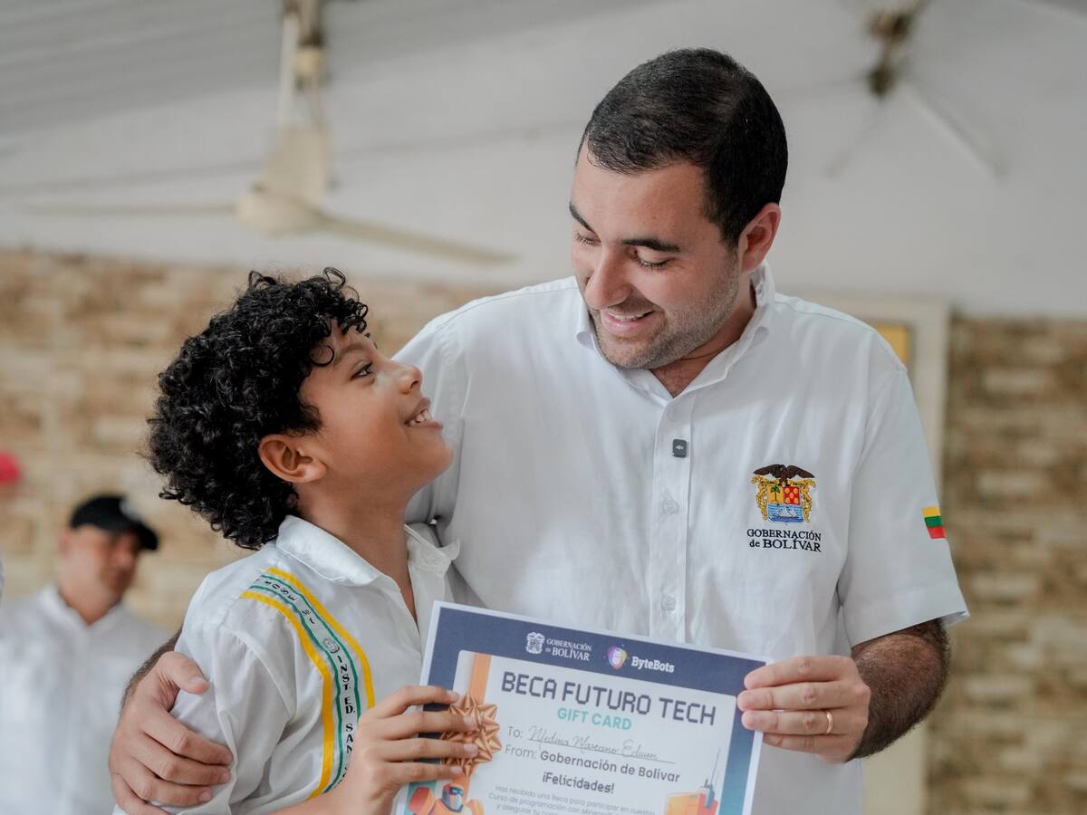 Gobernador Yamil Arana entregó becas a niños de Magangué para la creación de videojuegos