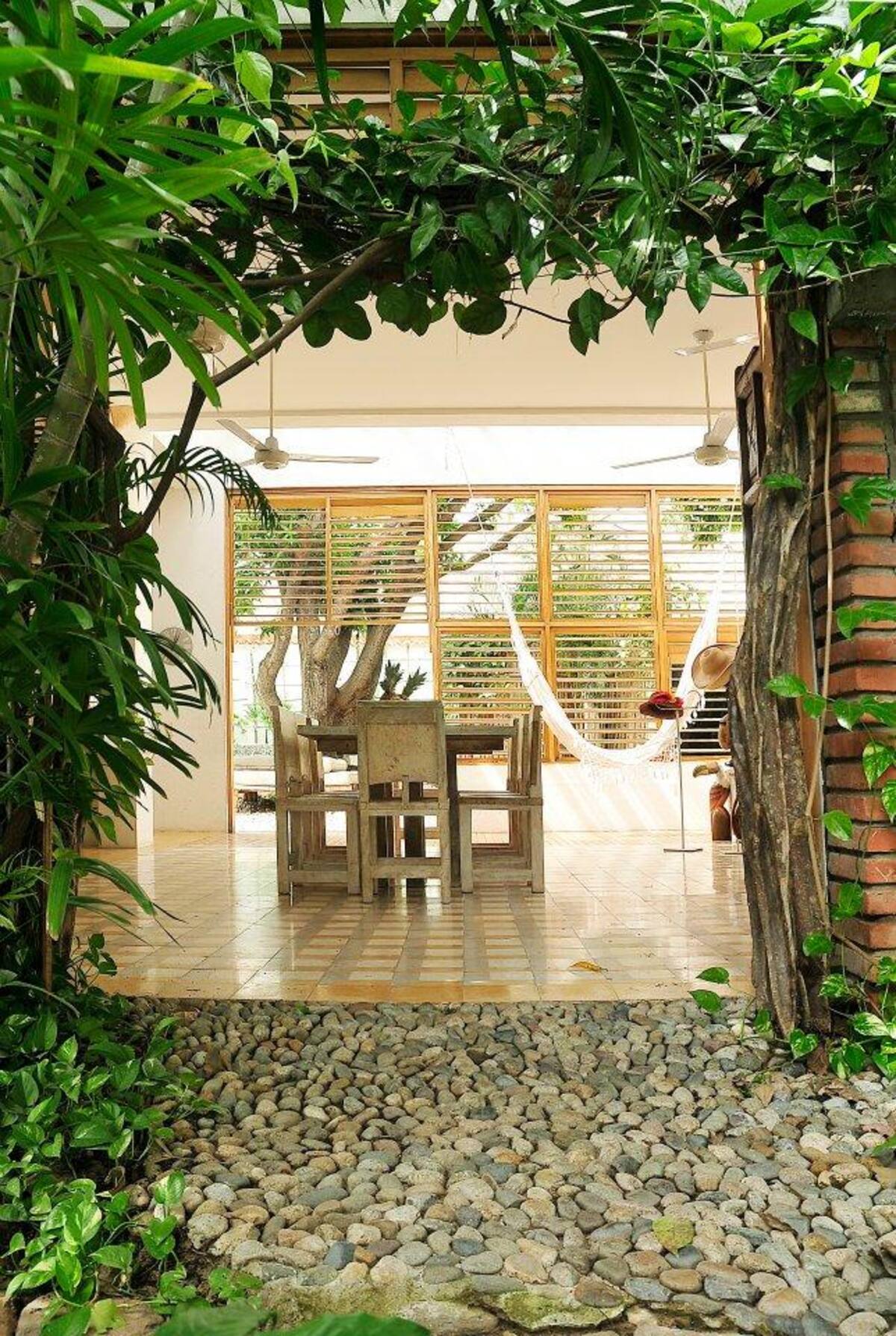 Levantarse en la mañana en un buen día soleado en el Hotel Boutique Casa Rosalía, en Valledupar, le levanta el ánimo al más triste, con esa luz brillante, viva, y ese desayuno con arepa típica vallenata preparada a la usanza de la dueña de la casa, horneadas sobre hojas del mango del patio, no deja espacio para las tristezas.