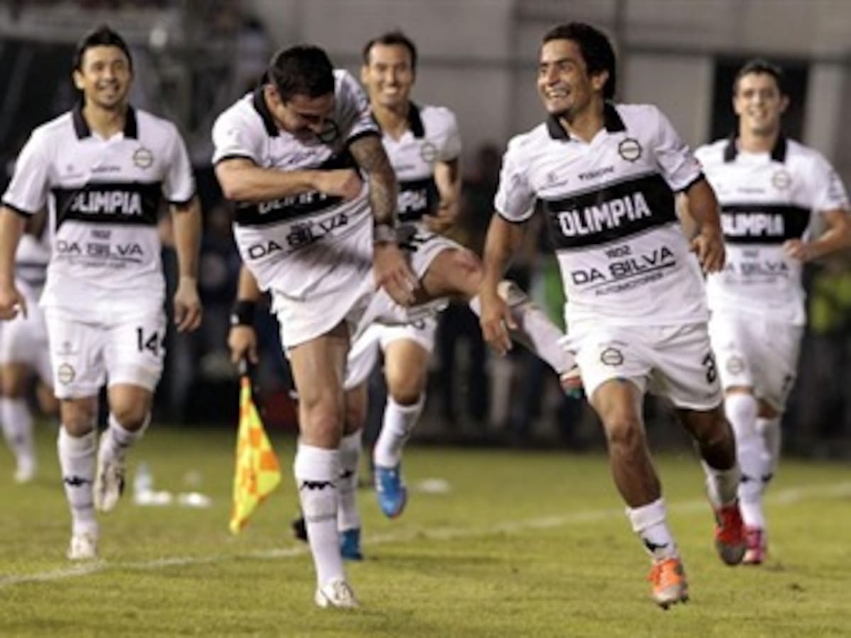 Conmebol abre expediente a Olimpia por objetos arrojados al campo en final de Libertadores