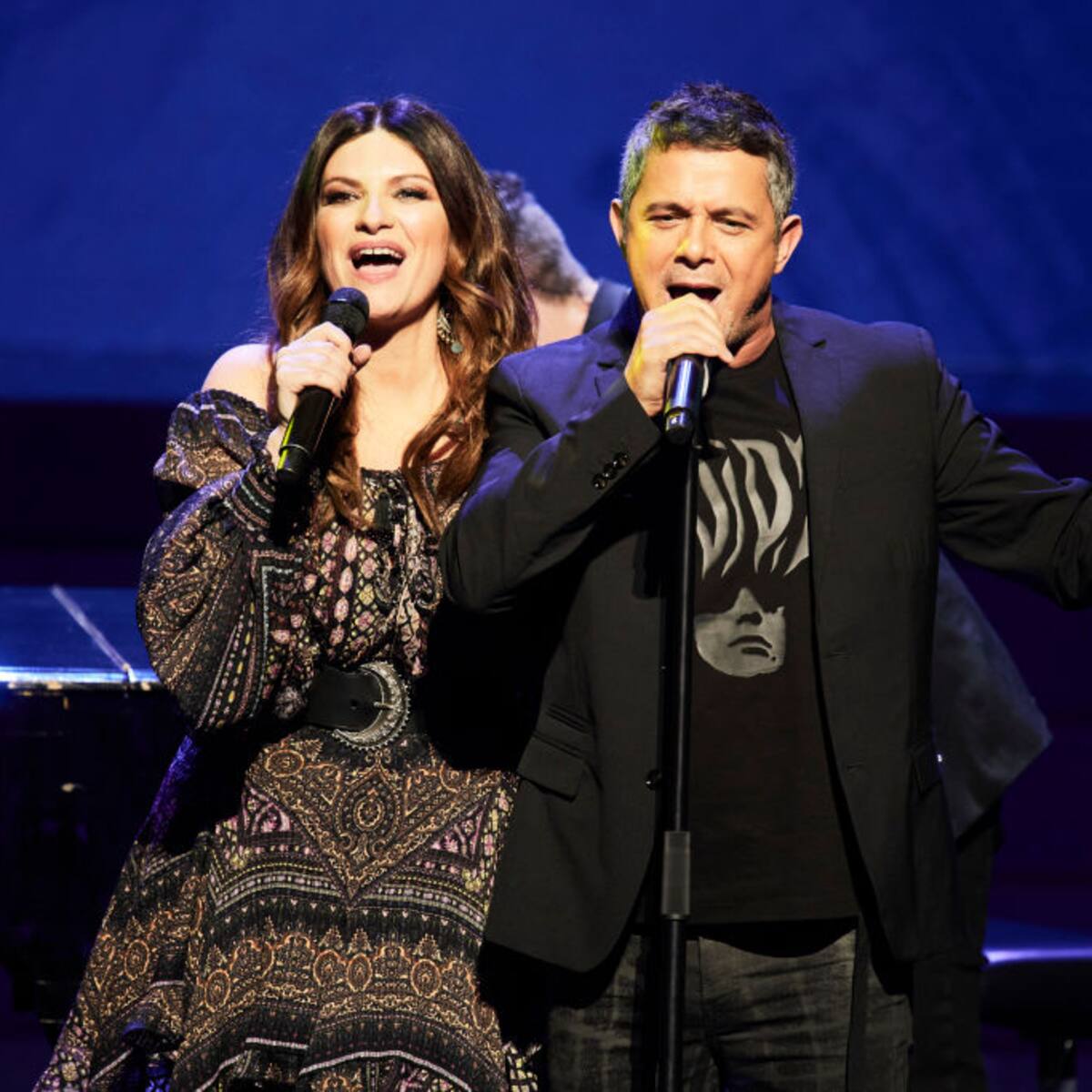 Alejandro Sanz sorprendió a la cantautora italiana Laura Pausini durante su concierto en Bogotá