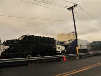 La polémica flota de camiones alquilados en EE.UU. permanece parqueada en Cartagena. Foto: Twitter de @Petrogustavo