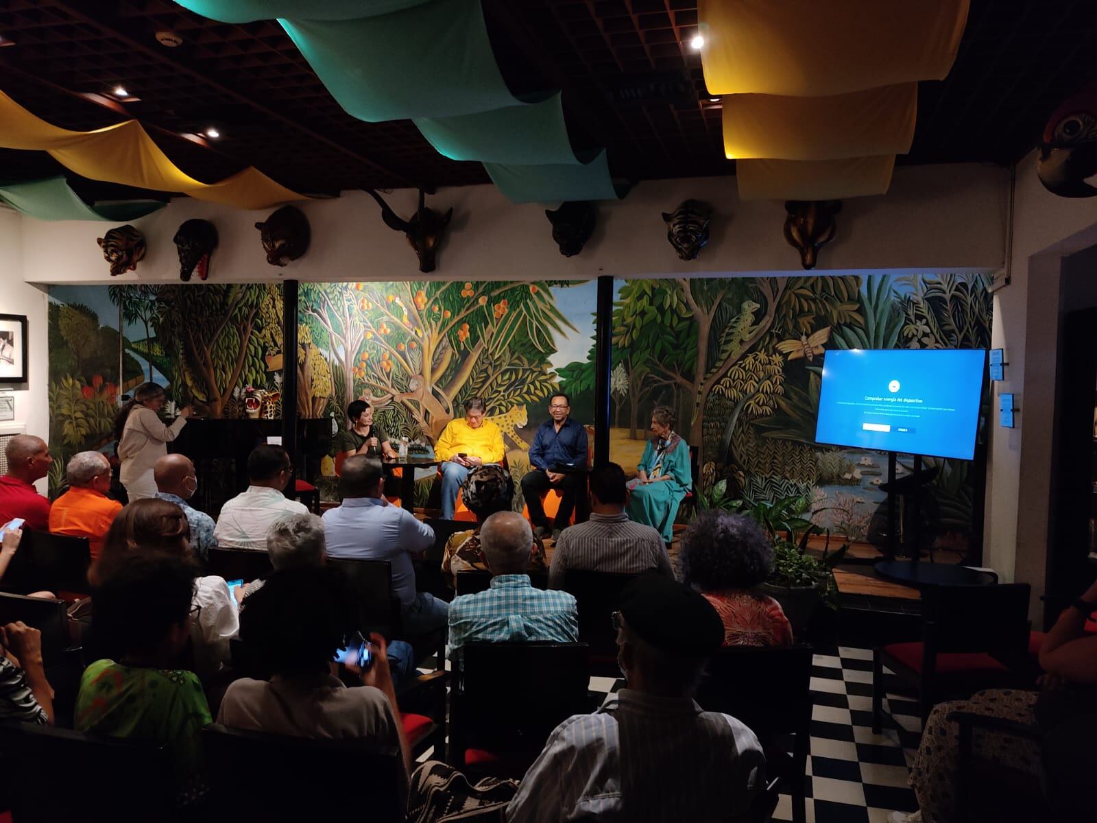 Conversatorio "Colombia Mundial" en La Cueva en Barranquilla./ Caracol Radio