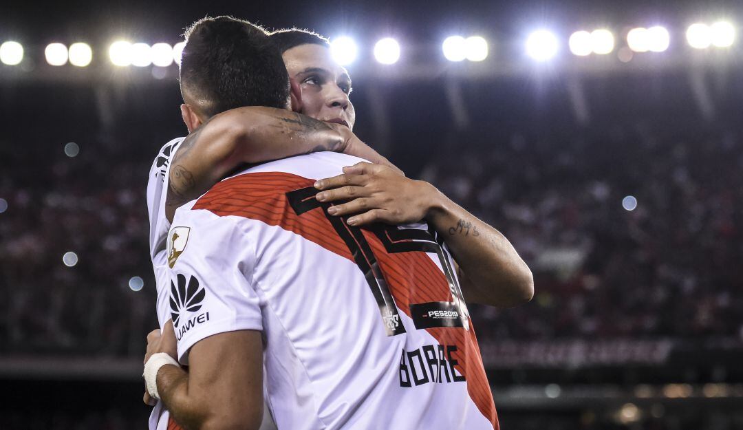 Juan Fernando Quintero y Santos Borré en un partido con River Plate