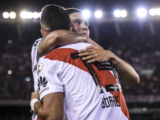 Juan Fernando Quintero y Santos Borré en un partido con River Plate