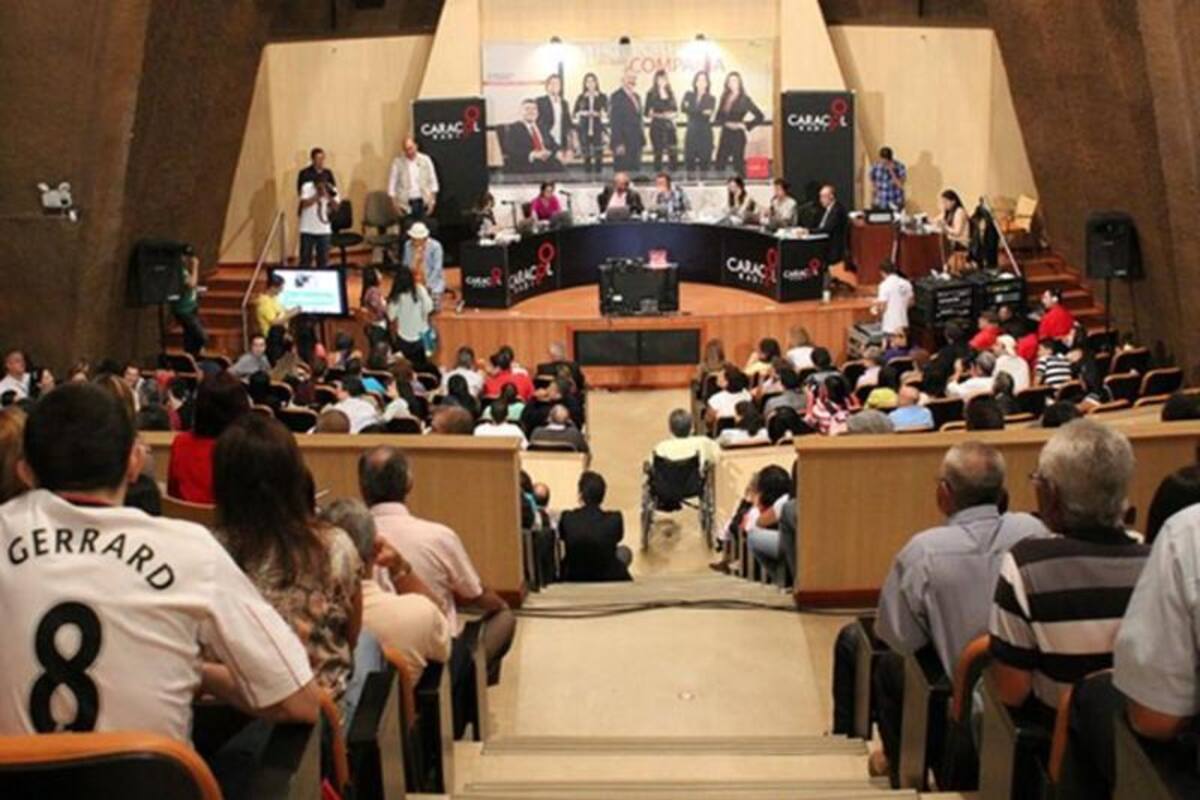 Darío Arizmendi y su equipo desde la ciudad más innovadora del mundo, mostrando lo mejor de Antioquia y sus gentes. Foto: Caracol Radio.