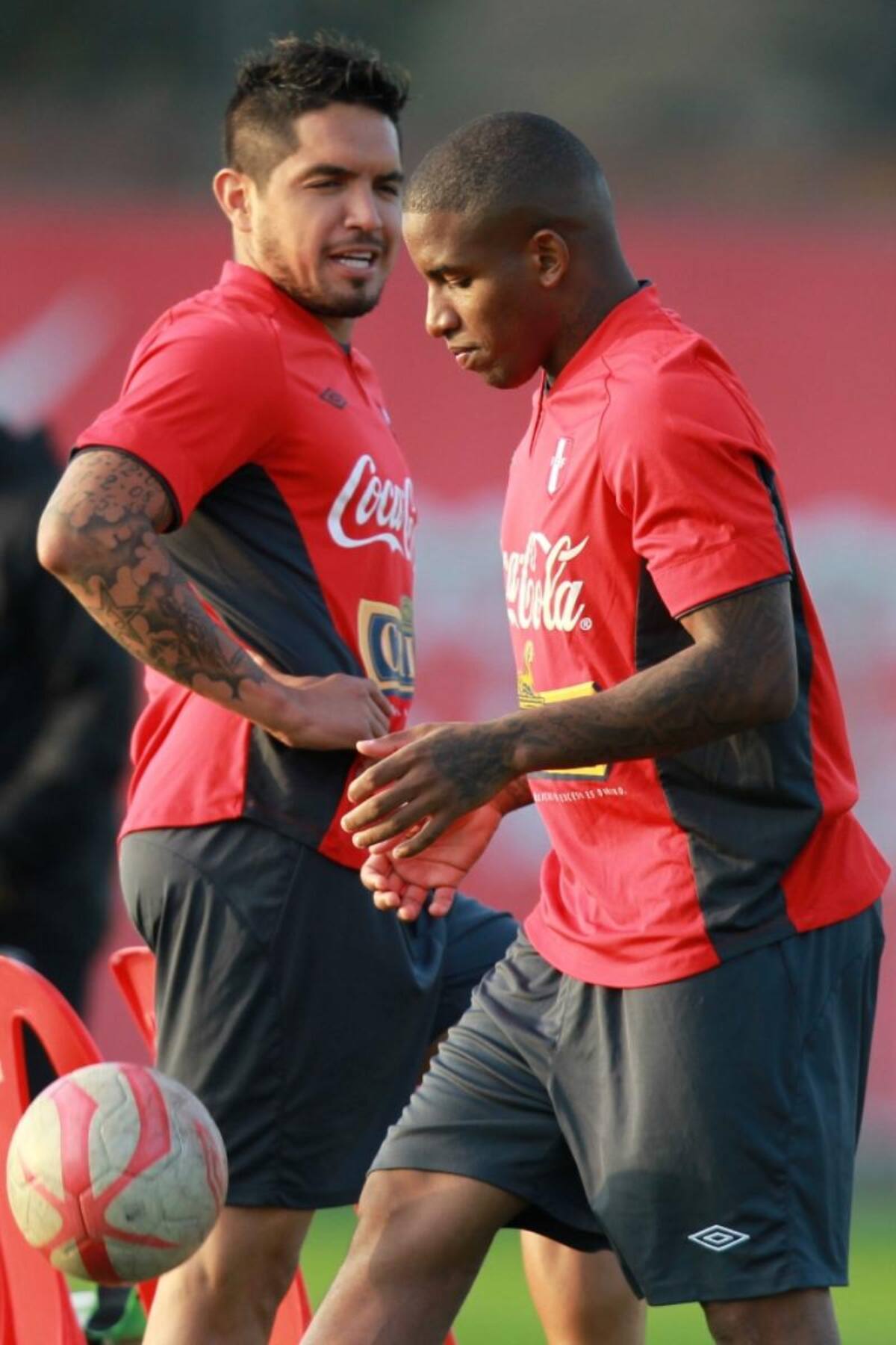 Perú entrena para enfrentar a Uruguay por las eliminatorias al Mundial Brasil 2014 el próximo viernes en Lima.