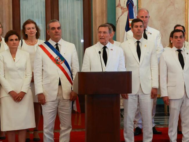 El canciller dominicano, Roberto Álvarez lee una declaración firmada por 22 países y la UE junto al presidente de República Dominicana, Luis Abinader  y los mandatarios invitados a la investidura de Abinader, en el Teatro Nacional en Santo Domingo (República Dominicana). EFE/ Orlando Barría.