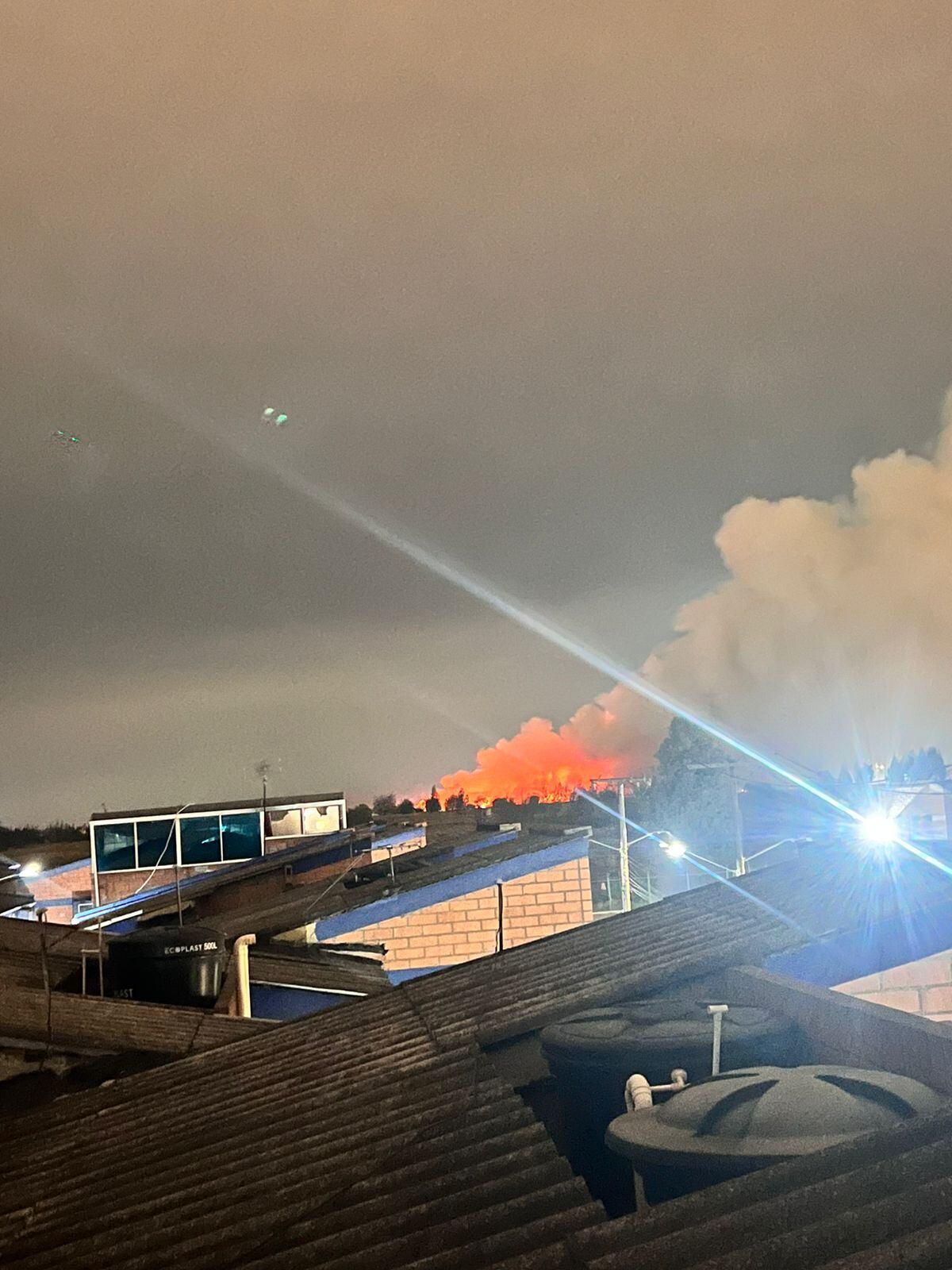 Incendio Forestal en Bosa, suroccidente de la ciudad. Vía: @THazbleidy