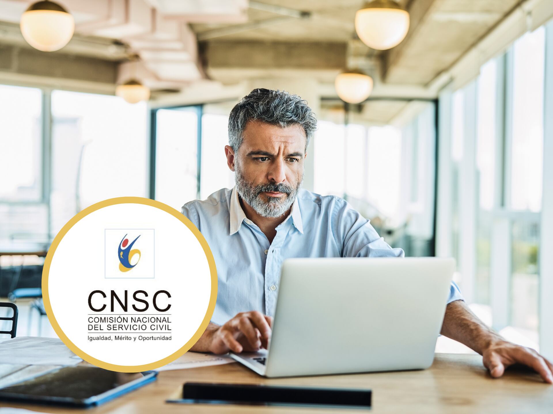Hombre usando su computador portátil para hacer diferentes consultas. En el círculo, logo del CNSC (Fotos vía GettyImages y redes sociales)