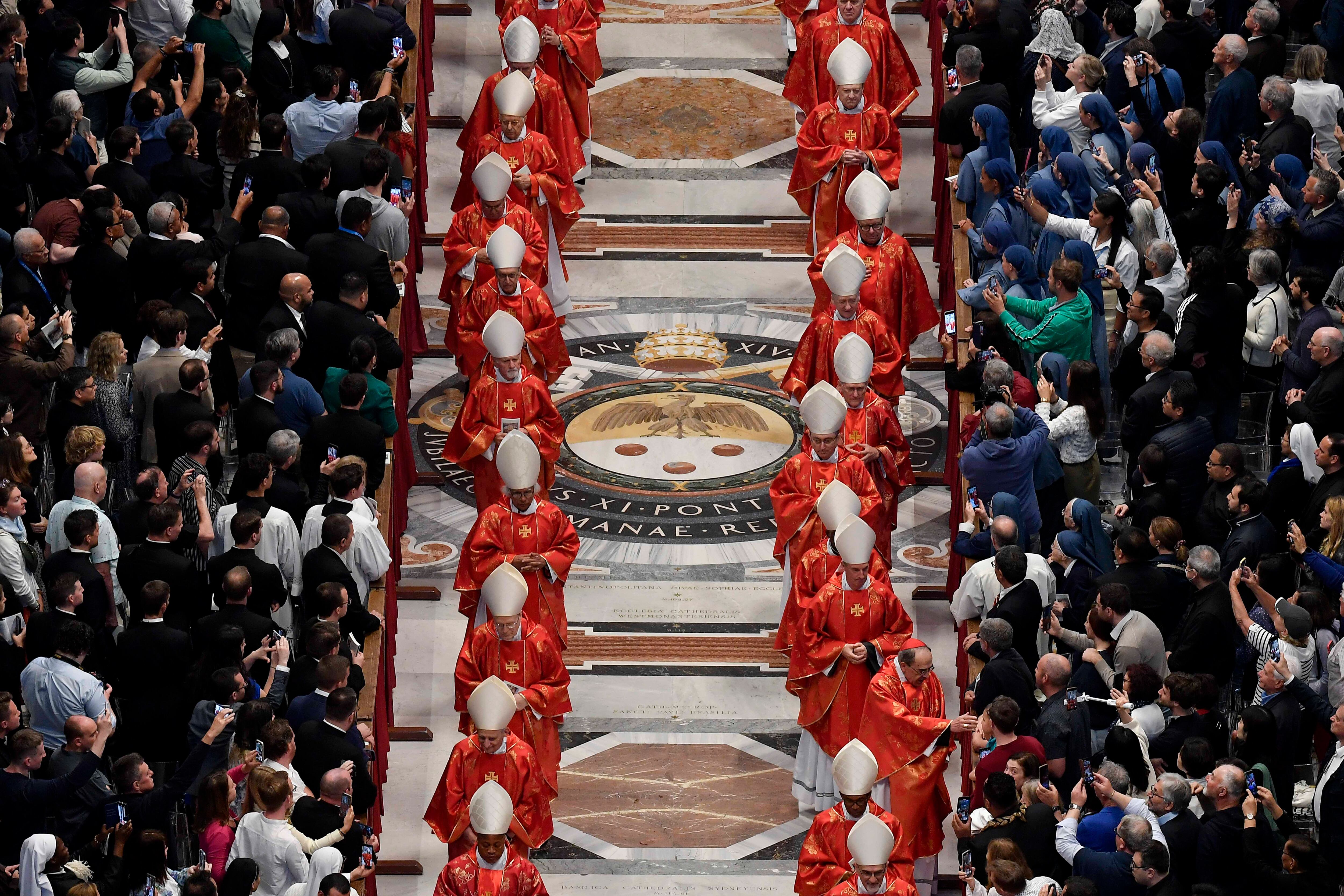 CIUDAD DEL VATICANO, 07/05/2025.- La misa "Pro eligendo pontifice", que oficia el decano del colegio cardenalicio, Giovanni Battista Re, comenzó este miércoles en la basílica de San Pedro ante la presencia de los 133 cardenales que desde esta tarde se encerrarán en cónclave para elegir al papa número 267 de la historia de la Iglesia. EFE/ Mario Tomassetti/Vticano SOLO USO EDITORIAL/SOLO DISPONIBLE PARA ILUSTRAR LA NOTICIA QUE ACOMPAÑA (CRÉDITO OBLIGATORIO)
