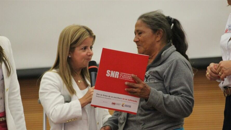 Elsa Noguera entregó más de 400 títulos de propiedad en Popayán. Foto: Alcaldía de Popayán
