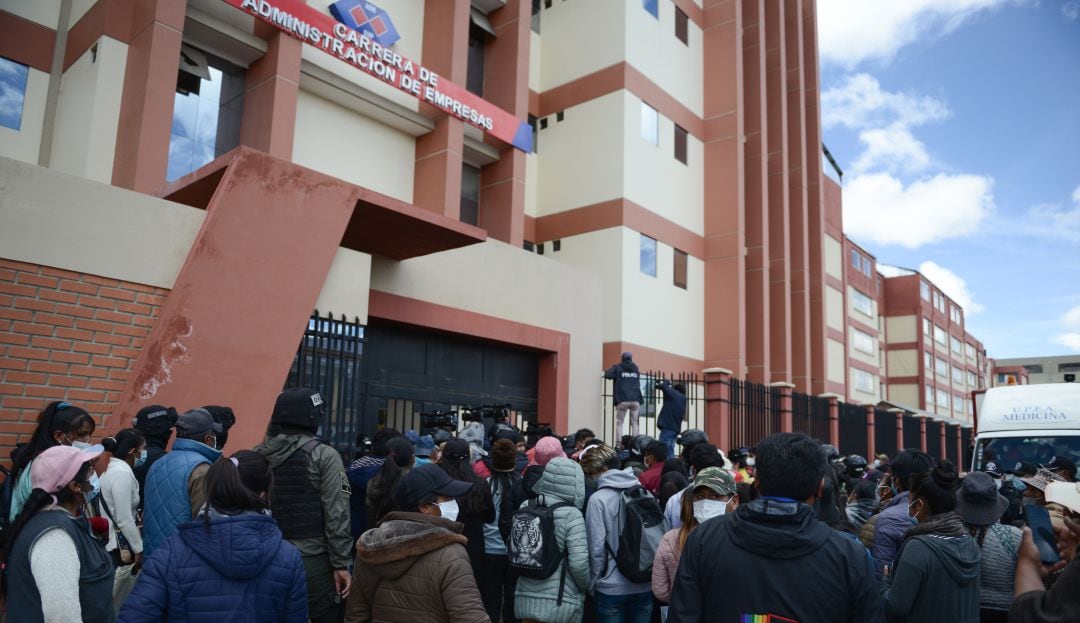 Autoridades y familiares llegan a la facultad de Administración de Empresas de la UPEA, donde ocurrió el accidente. 