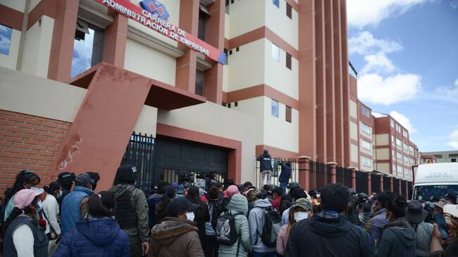 Autoridades y familiares llegan a la facultad de Administración de Empresas de la UPEA, donde ocurrió el accidente.