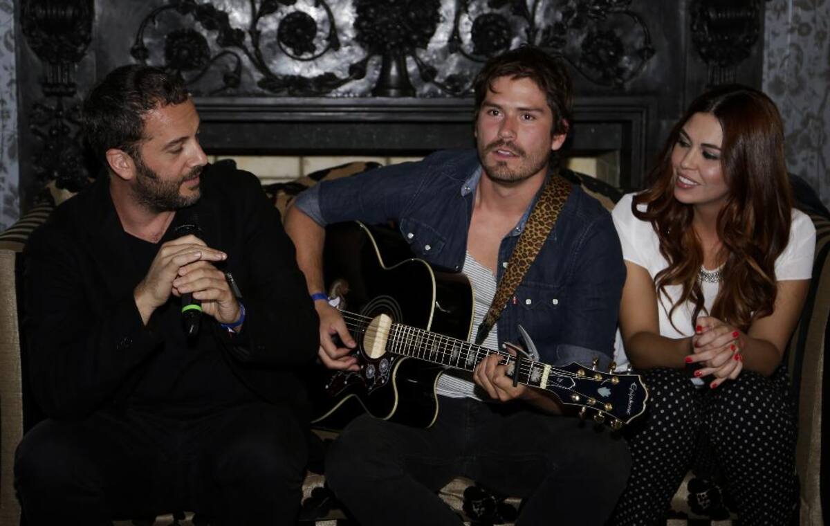 José Gaviria, Ines Gaviria, Adriana Lucía, Lucas Arnau, Alejandro Gonzales y Pipe Bueno son algunos de los artistas que participaron en la canción.
