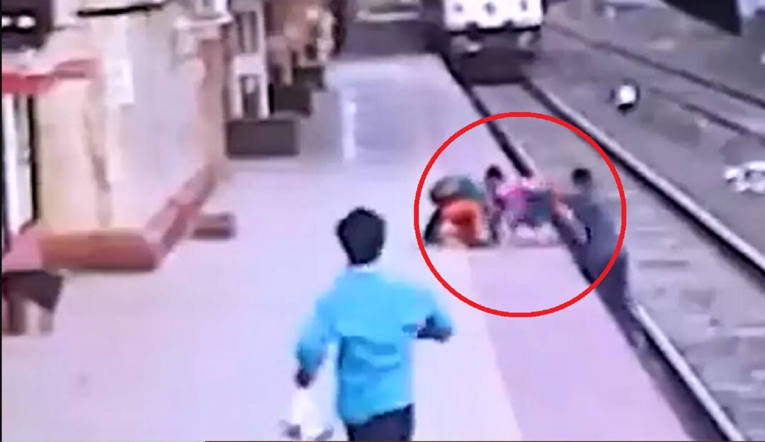 (VIDEO) Un guardavías salva a un niño de morir atropellado por un tren