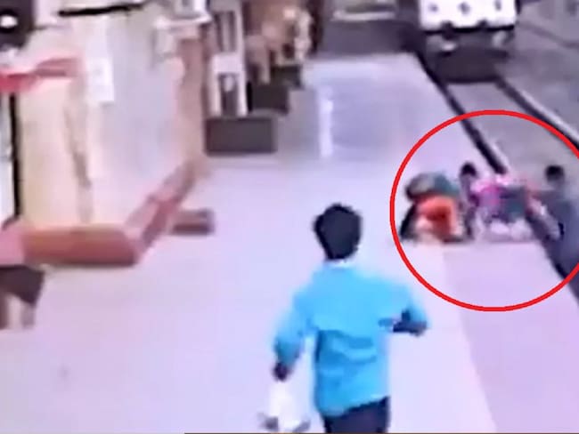 (VIDEO) Un guardavías salva a un niño de morir atropellado por un tren