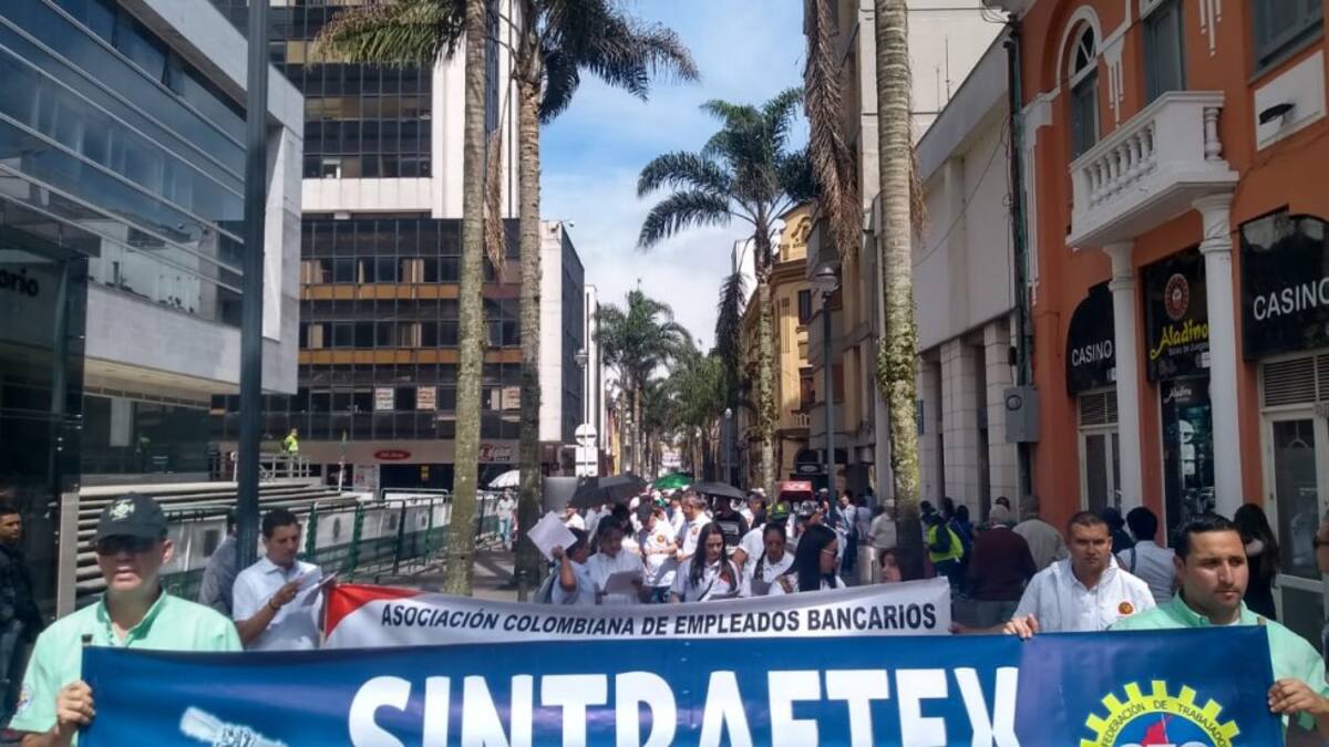 A esta hora los trabajadores de Manizales marchan sobre la carrera 23 para expresar su desacuardo con algunas propuestas del Plan Nacional de Desarrollo.  La jornada terminará en la Plaza de Bolívar con un plantón.