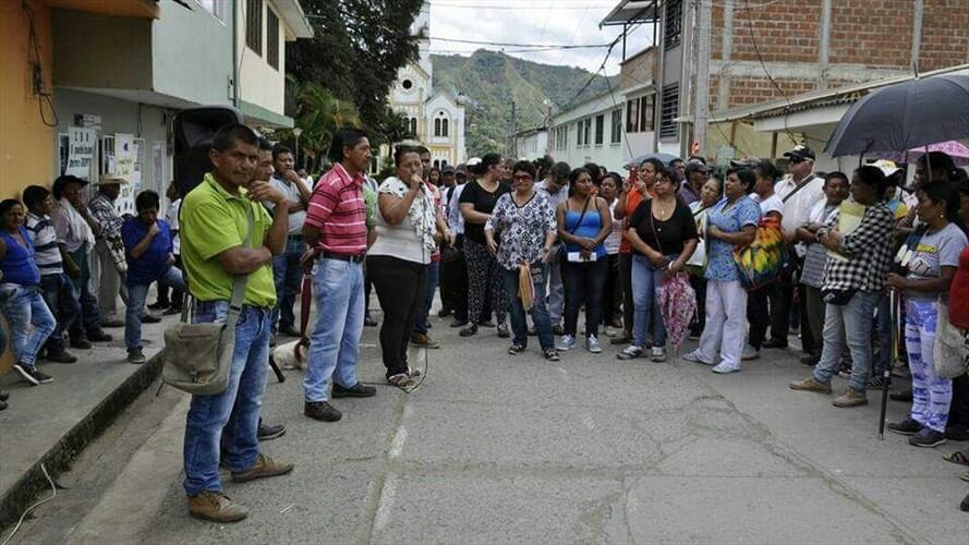 Retienen vehículos de la Compañía Energética en Inzá, Cauca. Foto: Cortesía Hilda Peña