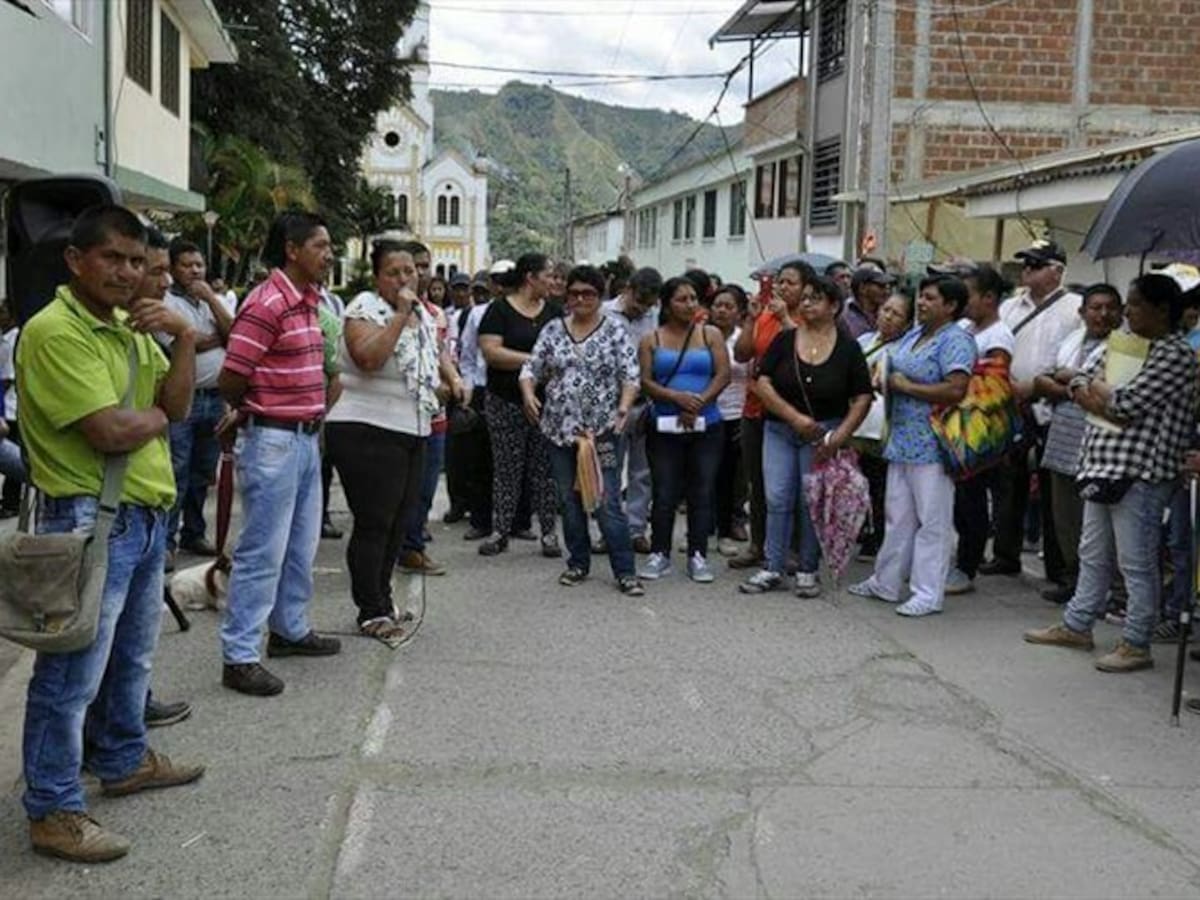 Retienen vehículos de la Compañía Energética en Inzá, Cauca