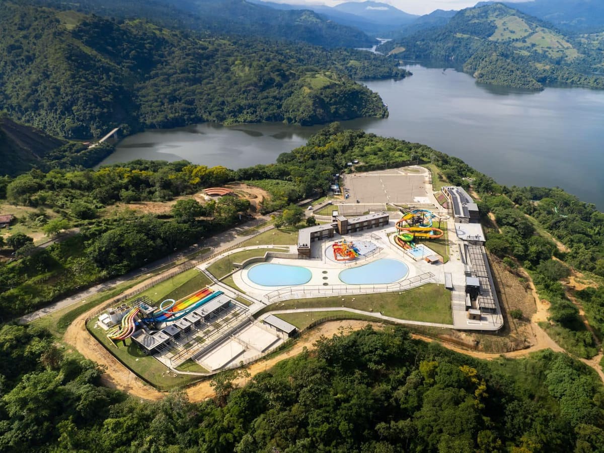 Comfenalco inaugura el parque acuático más grande del oriente colombiano en Santander