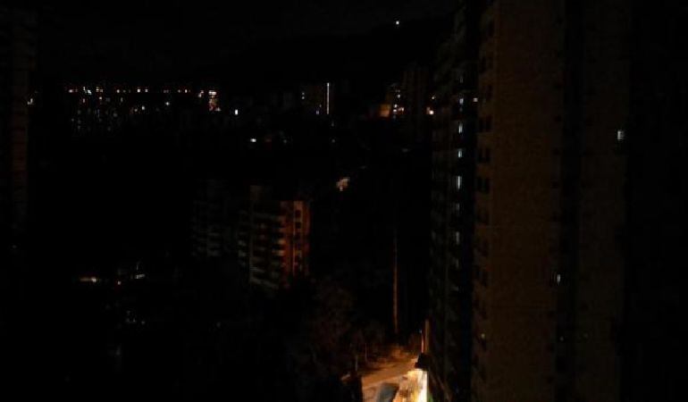 Así estan varios sectores de El Poblado en Medellín por apagón. Foto: Twitter / @monsalvegaviria