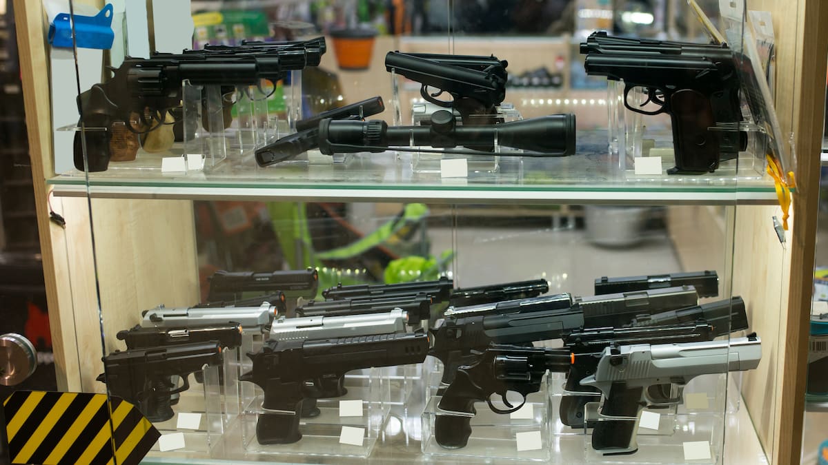 Florida busca aprobar ley para que jóvenes de 18 años compren armas en EE.UU.