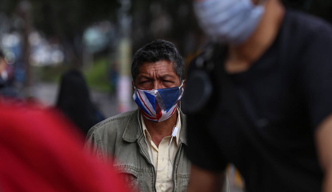 Ciudadano usando el tapabocas en la calle