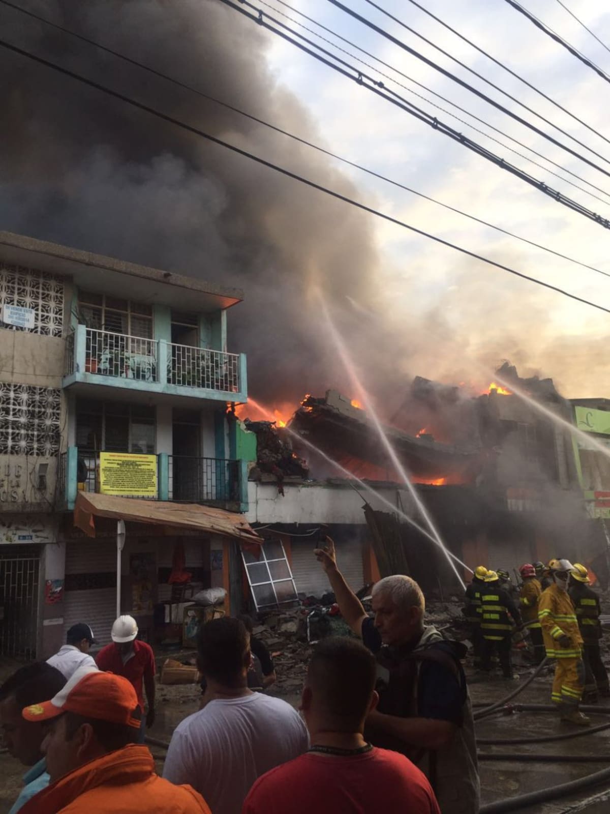El hecho ha causado pánico entre los comerciantes de los alrededores quienes también ayudan con carrotanques.