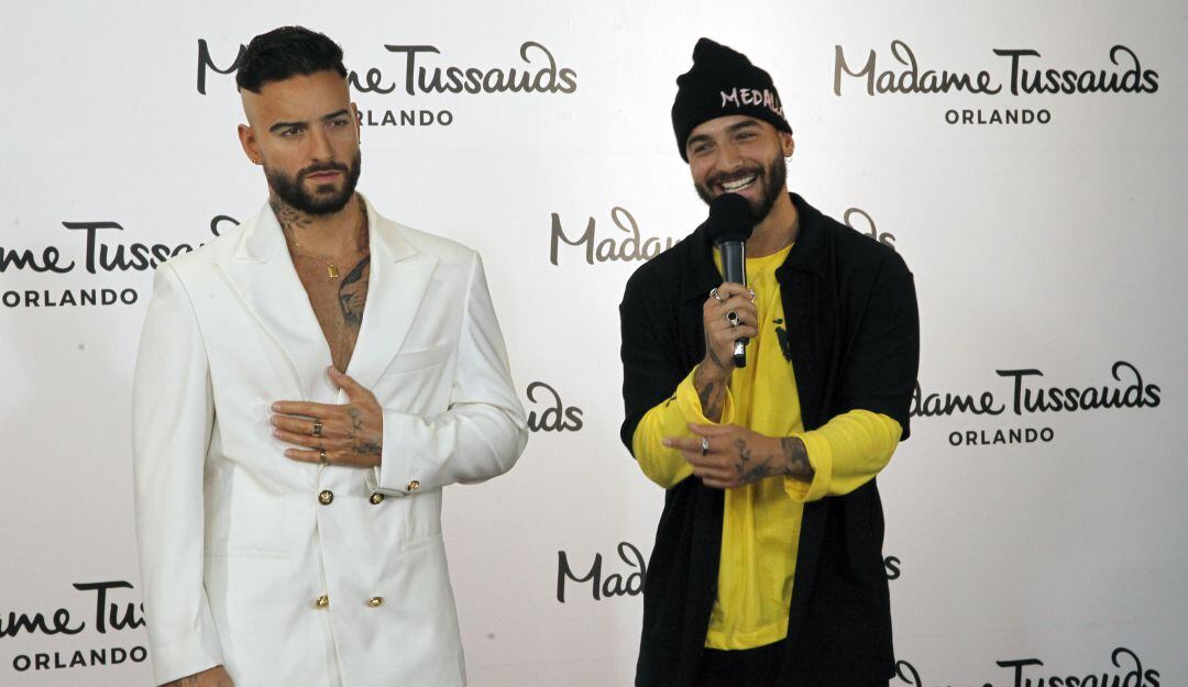  Maluma junto a su figura de cera de Madame Tussauds Orlando en Medellín