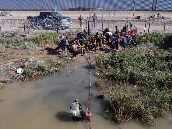 MEX6587. CIUDAD JUÁREZ (MÉXICO), 27/09/2023.- Fotografía aérea de migrantes que cruzan el río Bravo hacía la frontera con Estados Unidos, hoy en Ciudad Juárez, Chihuahua (México). La desesperación de los migrantes por cruzar a Estados Unidos, desde la frontera norte de México, se elevó este miércoles, mientras que el elevado nivel del agua en el río Bravo (río Grande en EE.UU.) complica su paso por el caudal. EFE/Luis Torres