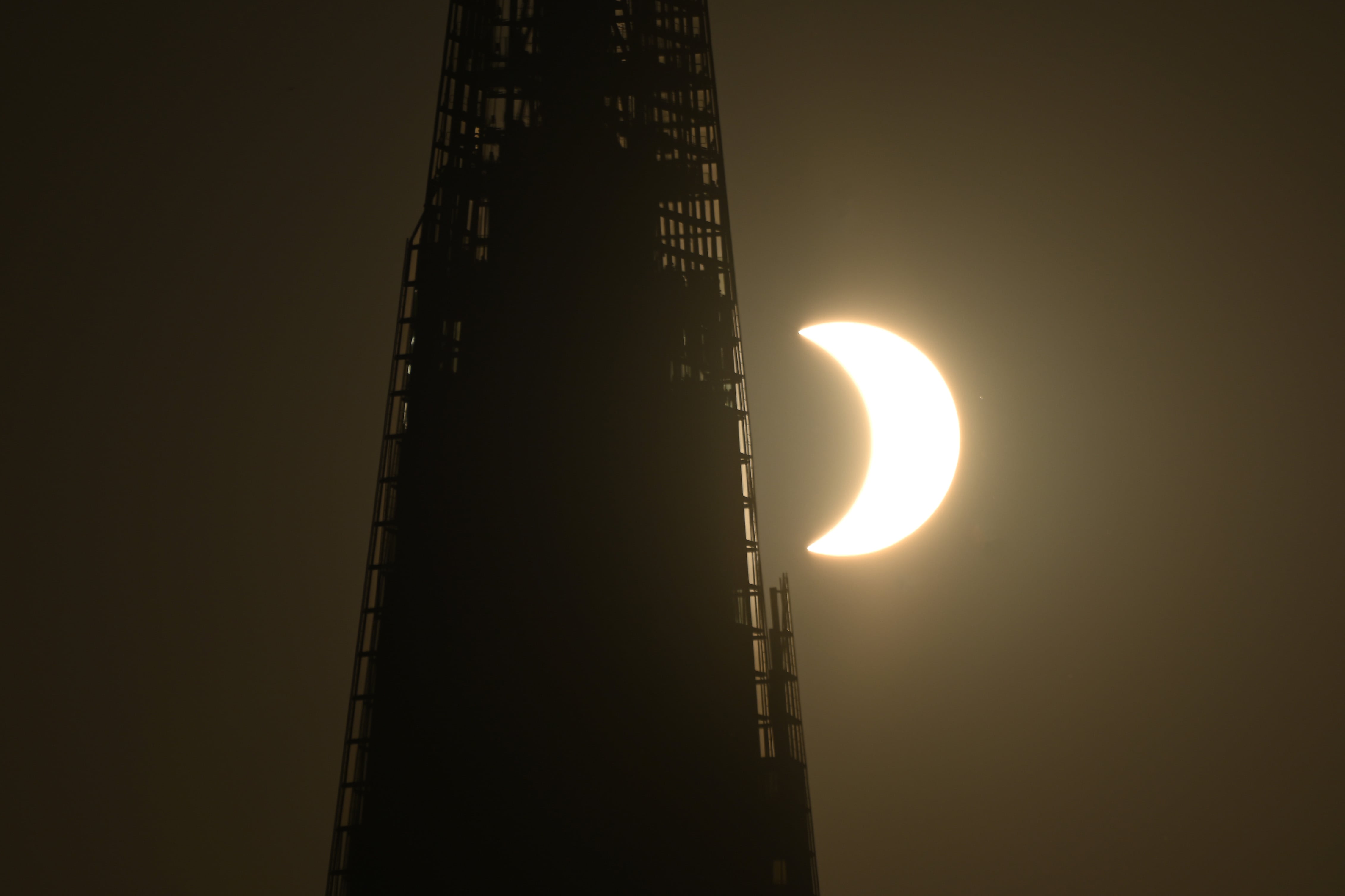 Vista del eclipse solar total desde el río Támesis en Londres, Reino Unido. (Photo by Jim Dyson/Getty Images)
