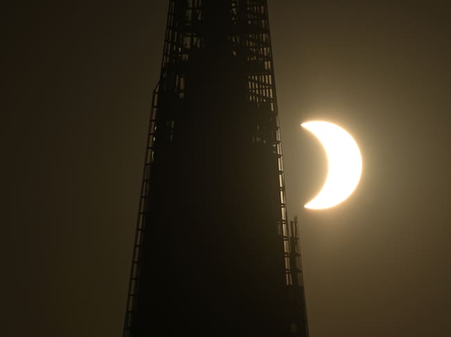 Vista del eclipse solar total desde el río Támesis en Londres, Reino Unido. (Photo by Jim Dyson/Getty Images)
