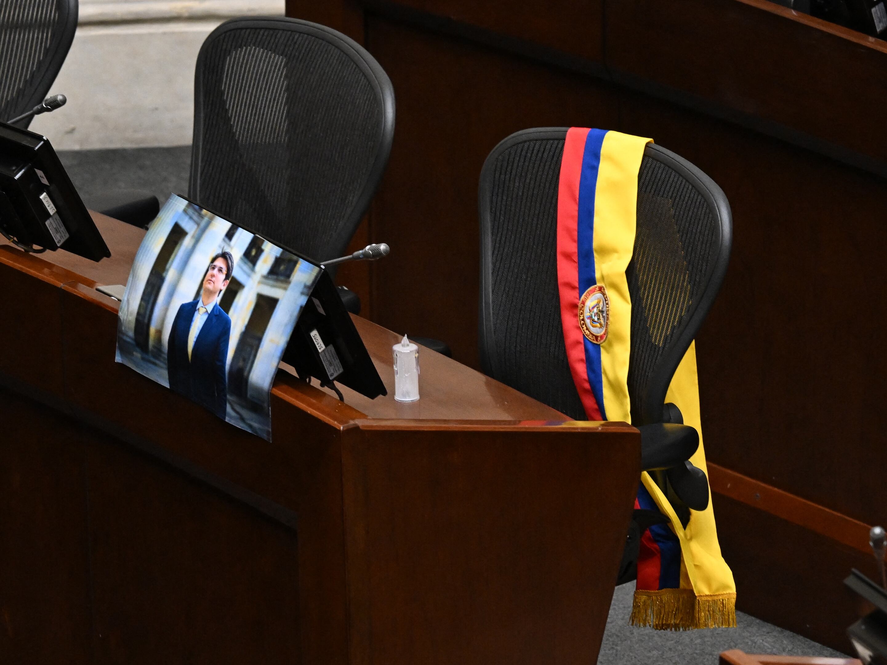 Una bandera de Colombia en la silla donde se ubicaba el senador Miguel Uribe Turbay en el Congreso de Colombia.
(Foto: RAUL ARBOLEDA/AFP via Getty Images)