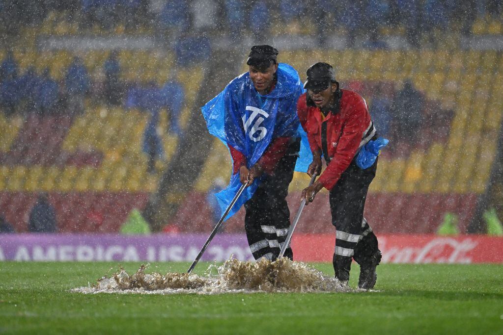 Trabajadores intentan sacar el agua del estadio el campín. Getty Images