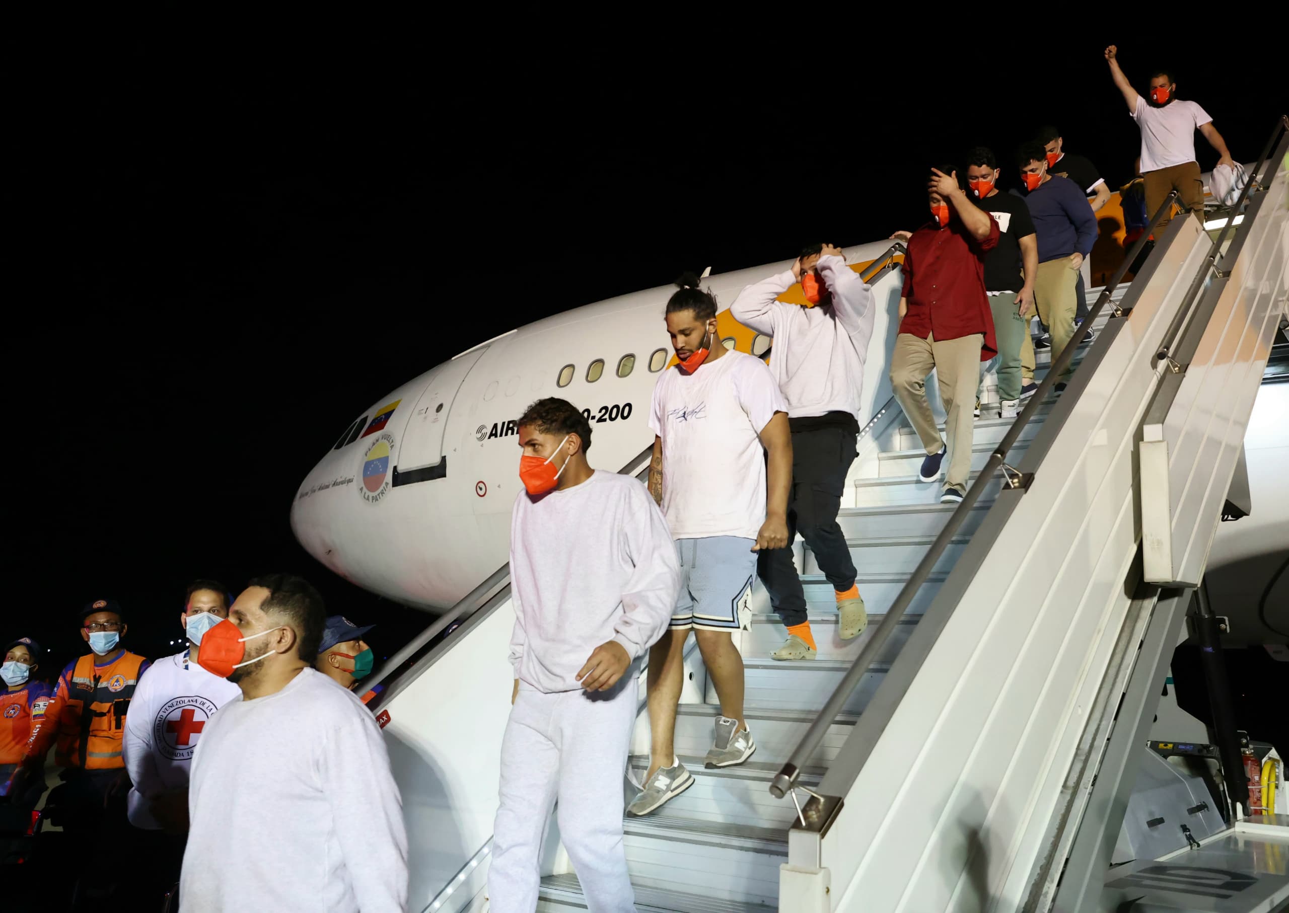 Fotografía cedida por Prensa del Ministerio de Interior, Justicia y Paz, donde se observa a migrantes bajar de un avión este viernes, en el Aeropuerto Internacional Simón Bolívar, en La Guaira (Venezuela). 
 EFE/ PRENSA MINISTERIO INTERIOR JUSTICIA Y PAZ