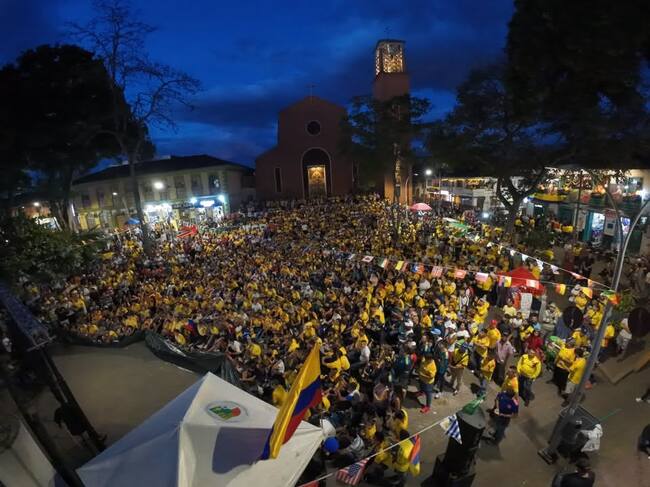 Parque principal de Montenegro, los hinchas siguiendo el partido de la Selección Colombia en pantalla gigante. Foto: Cortesía Alcaldía de Montenegro