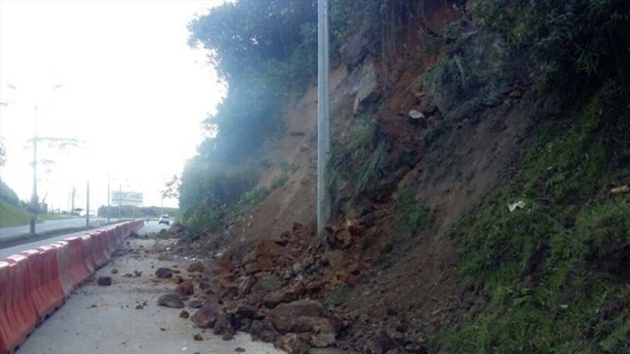 La autopista Medellín - Bogotá fue cerrada el miércoles 28 de diciembre por riesgo de deslizamiento del talud ubicado en el kilómetro 14+350. Foto: Colprensa