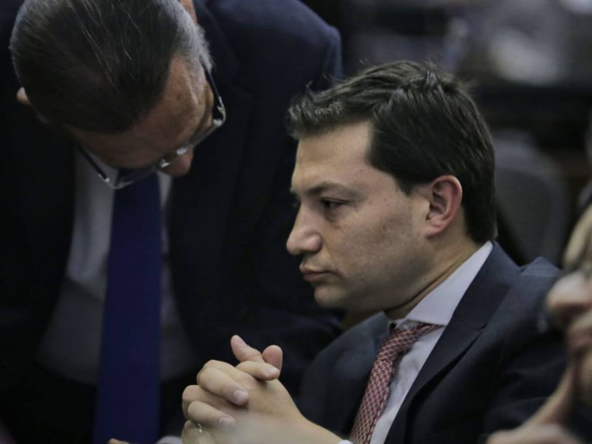 Millonarios contratos pese a inhabilidades y a falta de registro mercantil