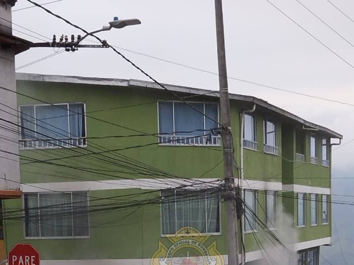 Un taller de motos y un vehículo, resultaron incendiados de manera simultánea en Manizales