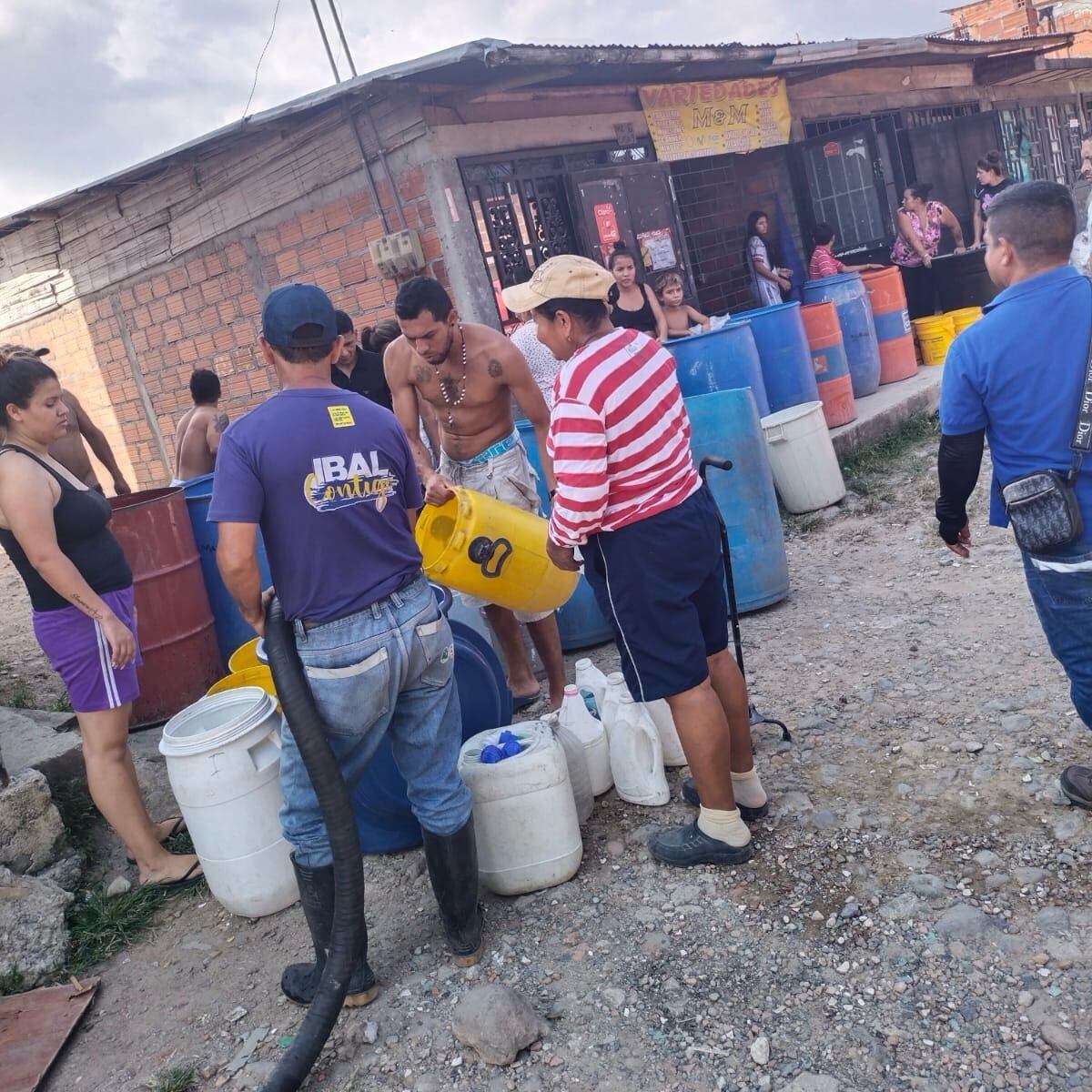 Con carrotanques se abastece a la comunidad ibaguereña